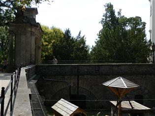 Východní most do zámku s bránou
