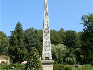 Empírové obelisky s hieroglyfy
